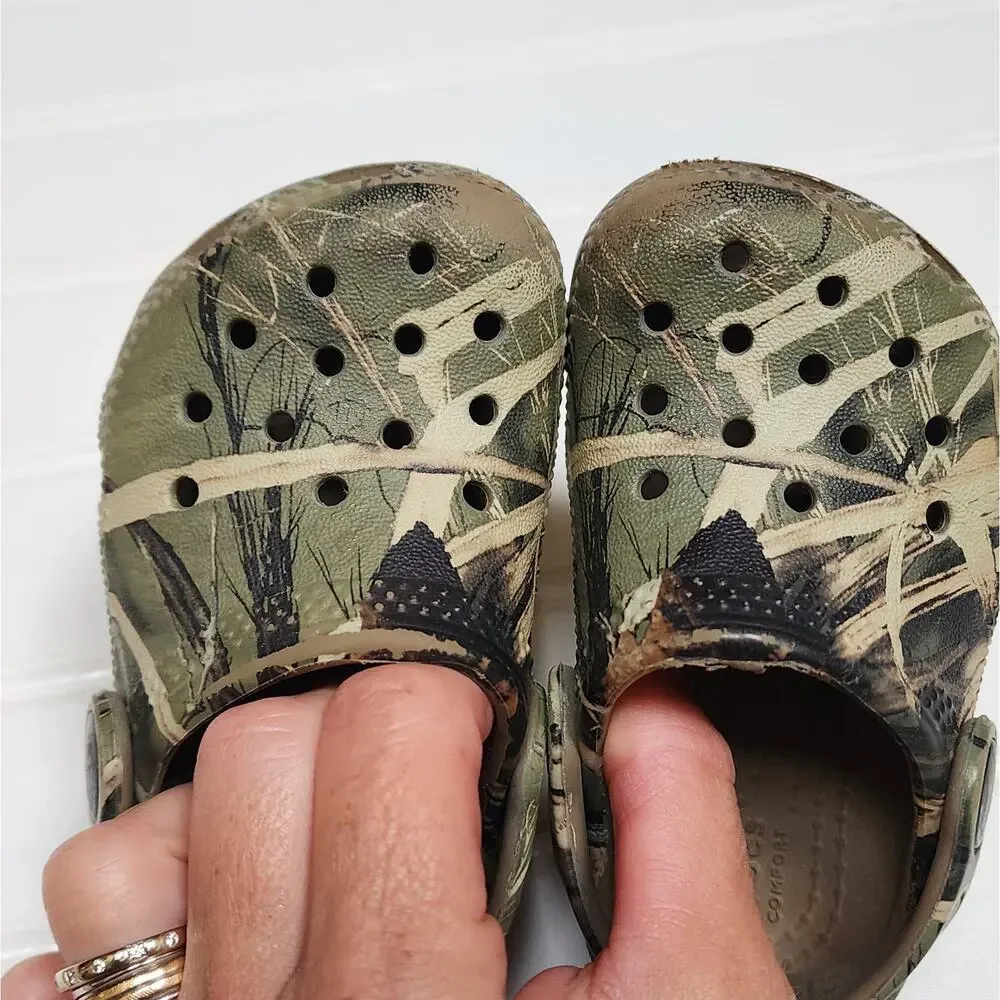 Crocs Classic Realtree Toddler Clogs Sandals Size 4 Toddler Green & Tan